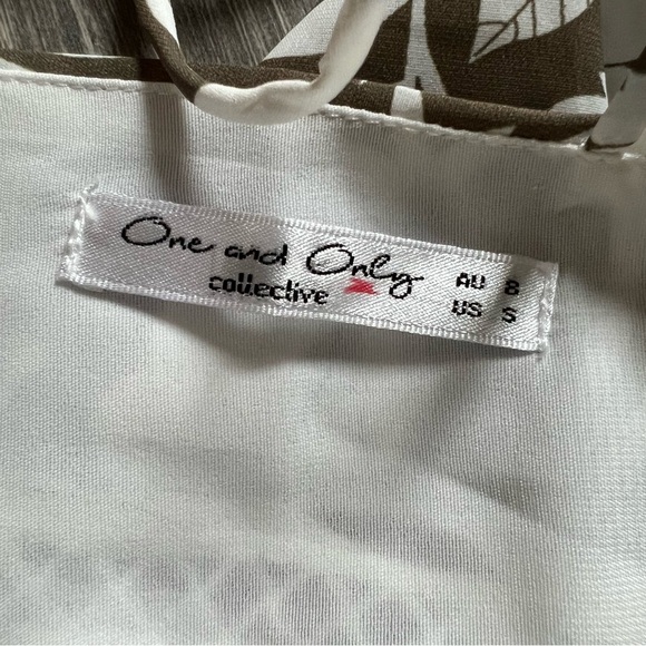 One and Only Collective Muted Green & White Floral Plunge Romper. Size S - Picture 8 of 13